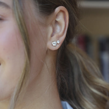 You are a Light Round Diamond Stud Earrings 1.0ct (14K Solid Gold)